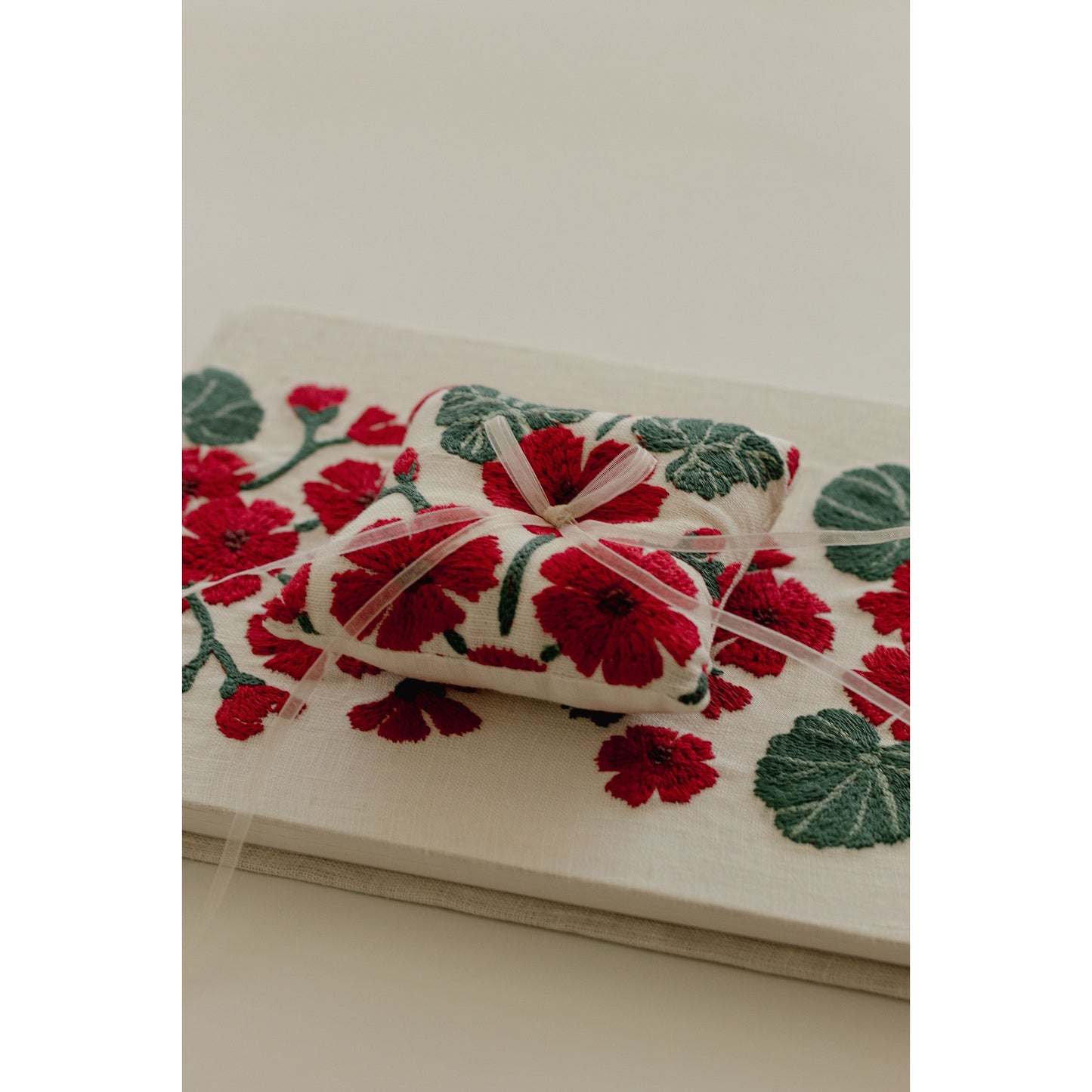 Geranio Ring Pillow