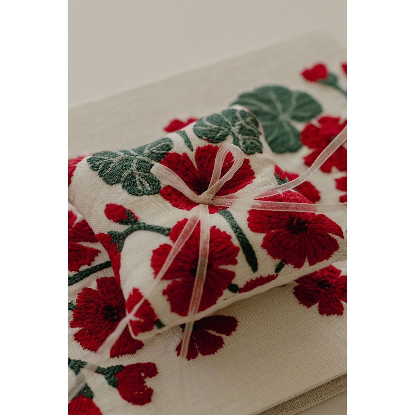 Geranio Ring Pillow