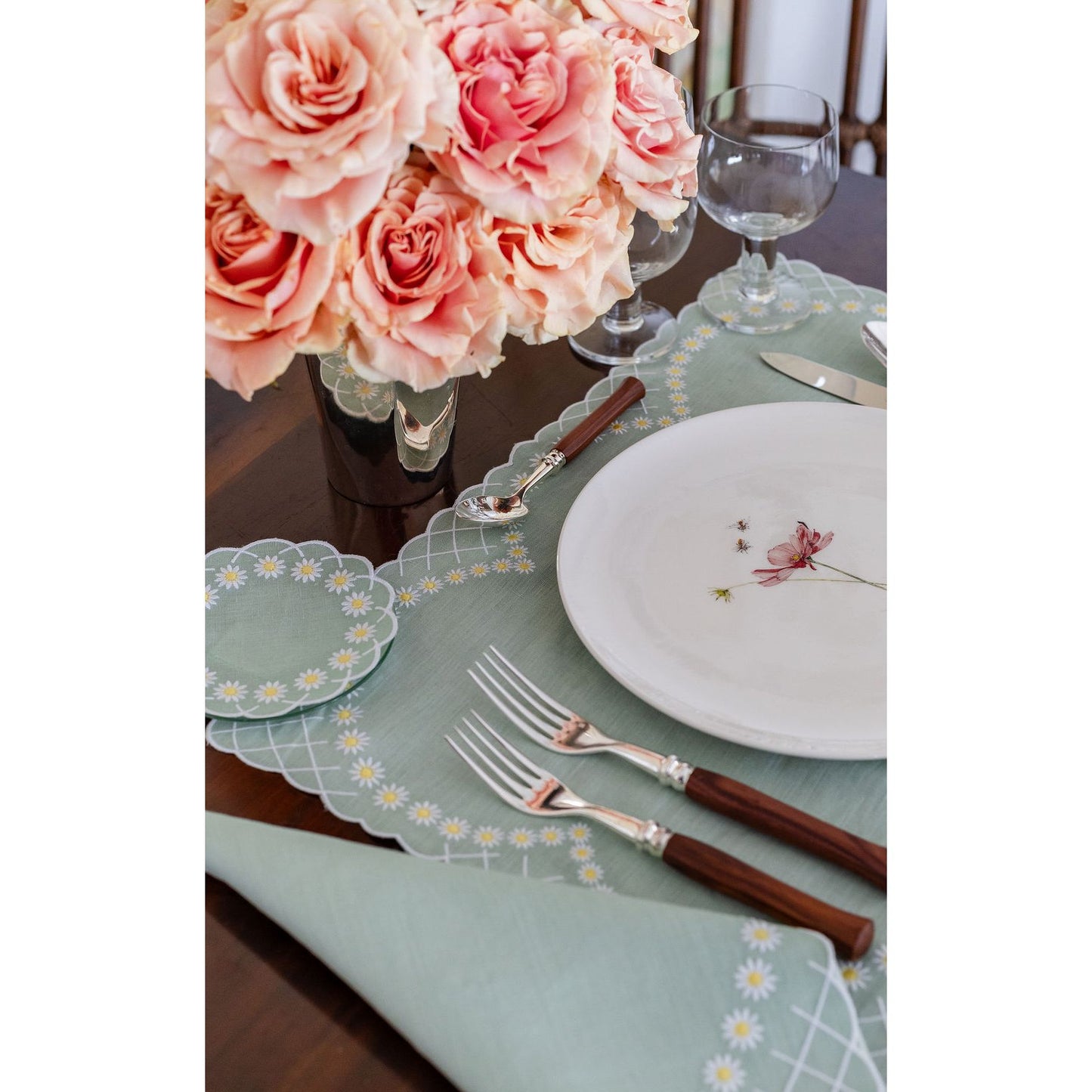 Daisy Dinner Napkin in Celadon