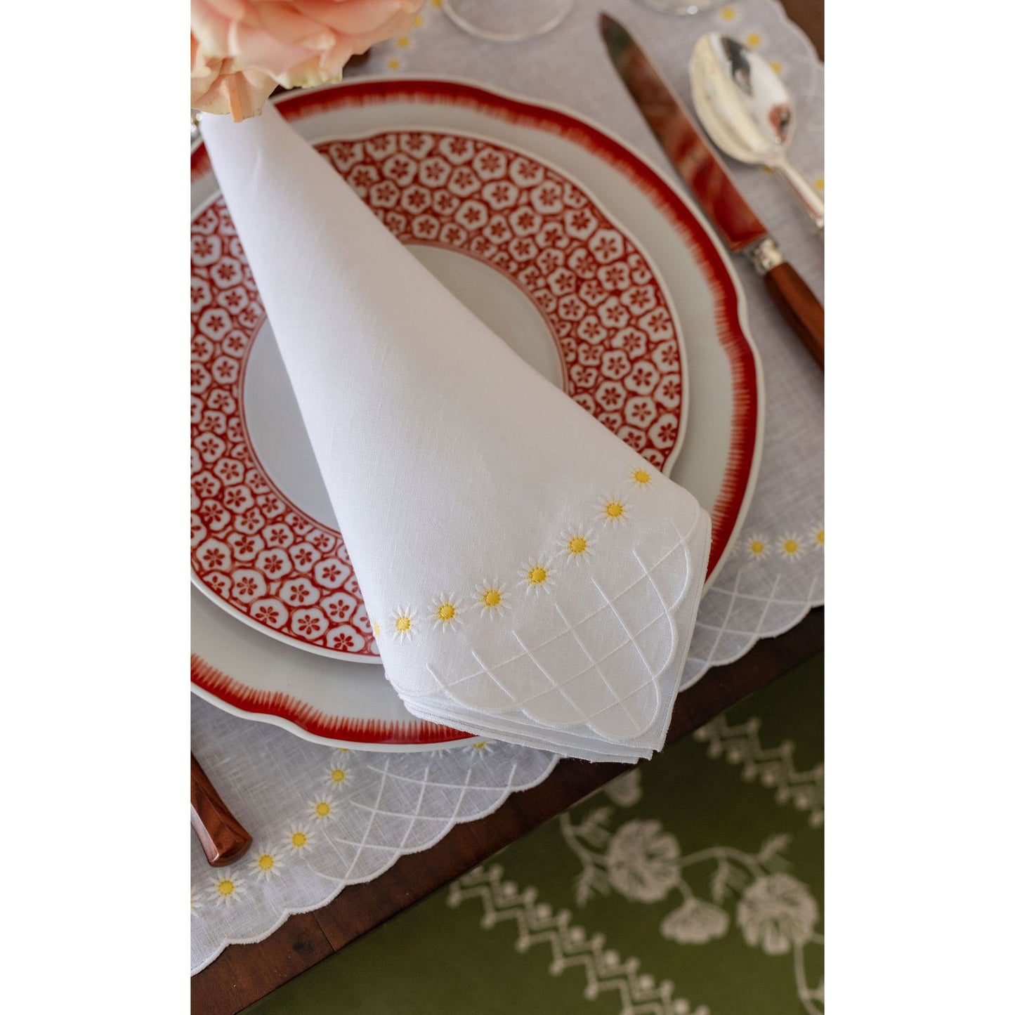 Daisy Dinner Napkin in White