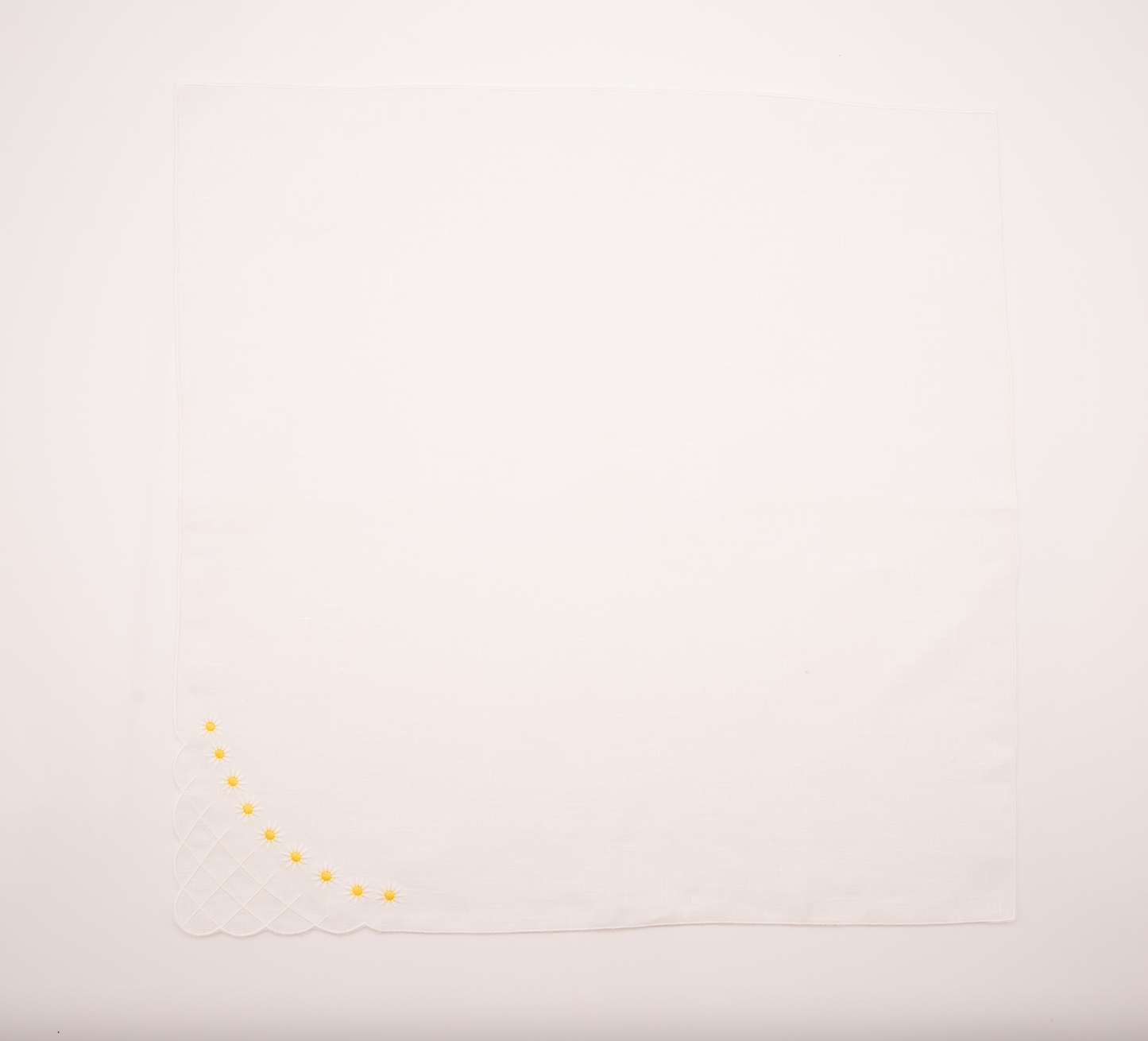 Daisy Dinner Napkin in White