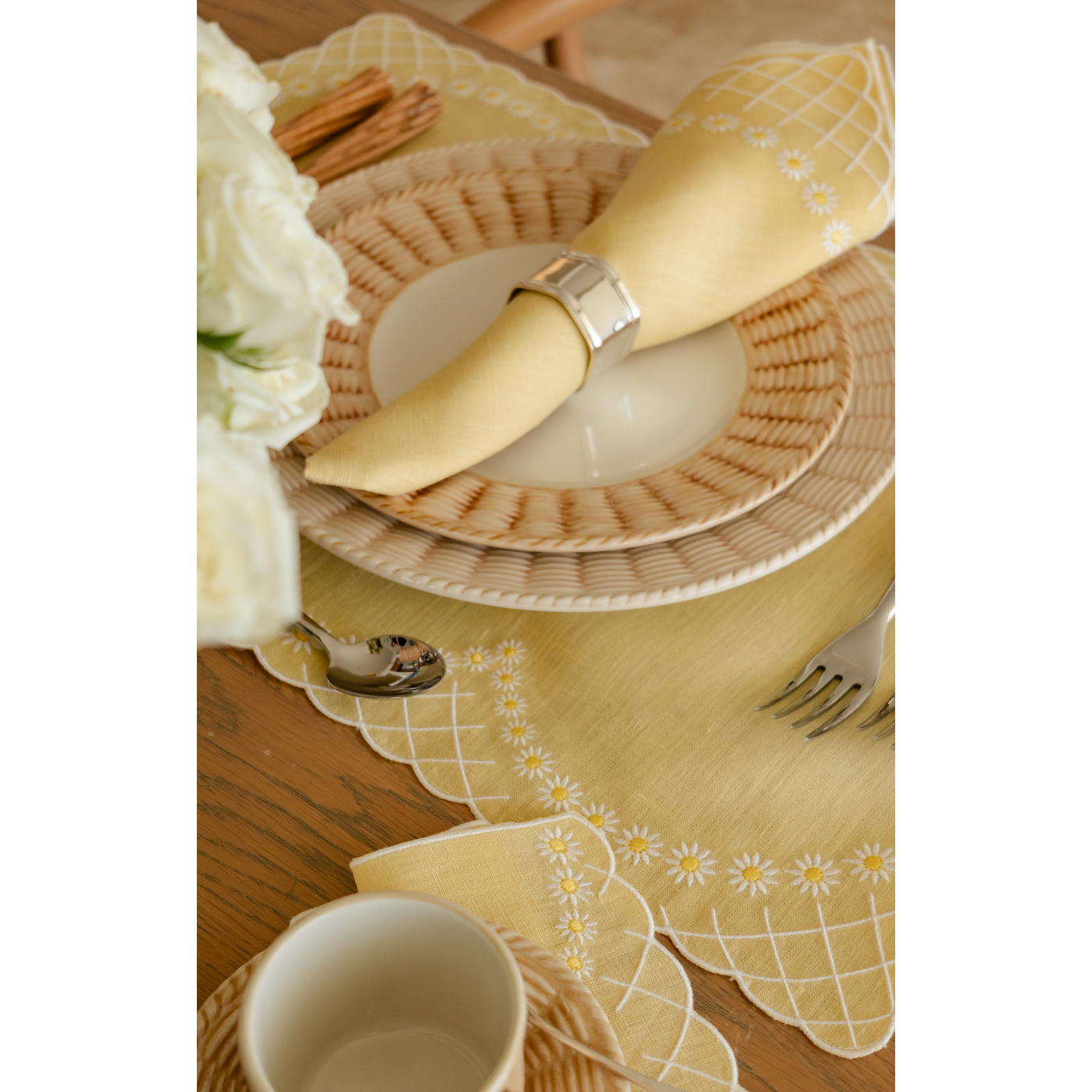 Daisy Dinner Napkin in Yellow