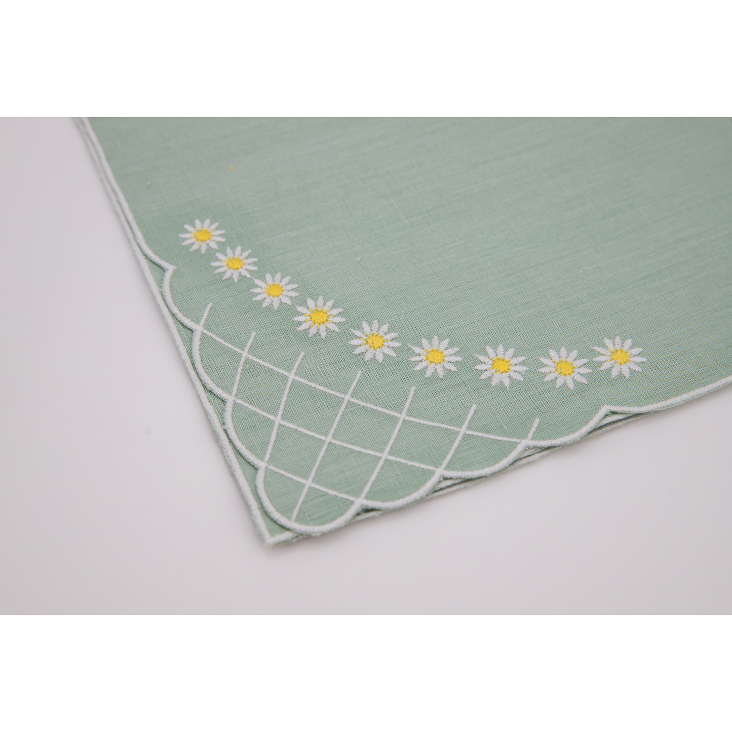 Daisy Dinner Napkin in Celadon