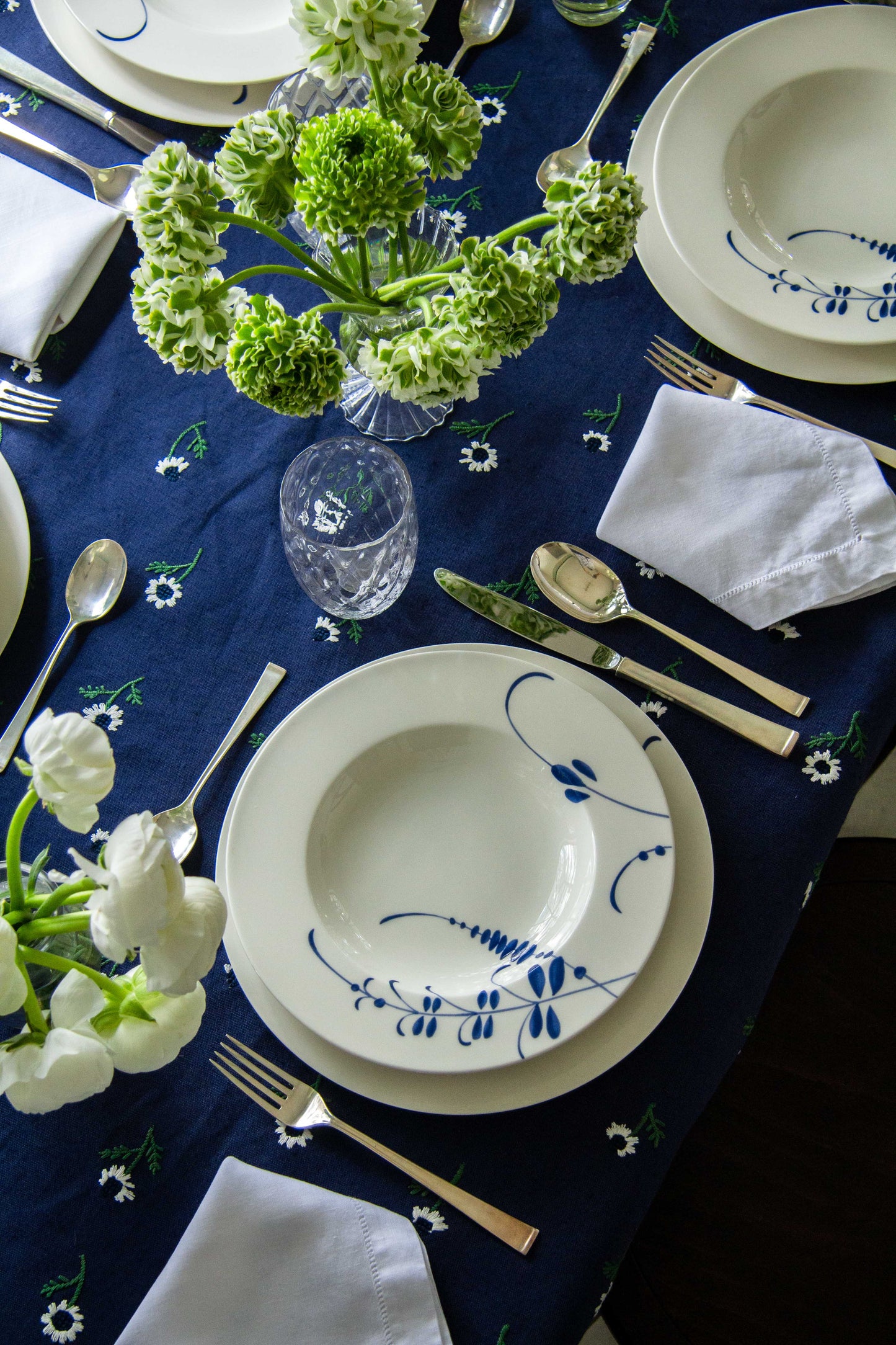 Manzanilla Navy Rectangular Tablecloth for 8